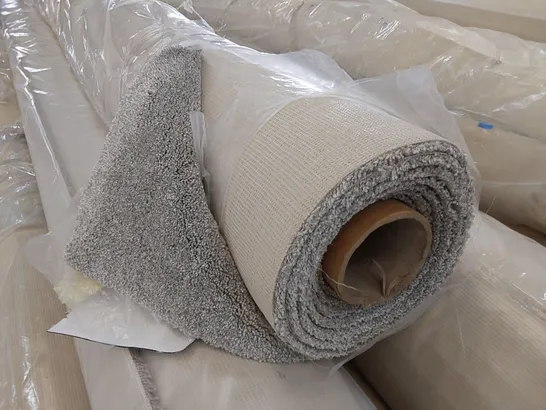 ROLL OF QUALITY FEELING FROZEN WATER CARPET // SIZE: APPROX. 4 X 4.7m