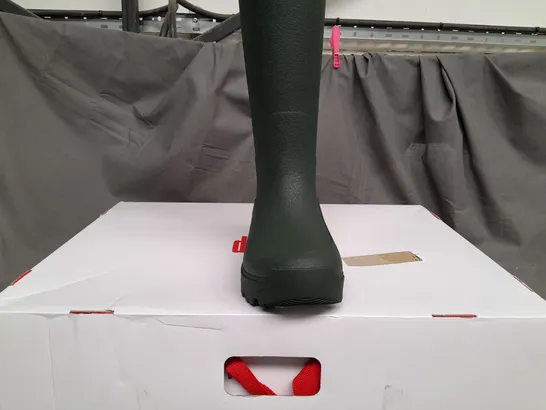 BOXED FITFLOP WONDERWELLY ATB HIGH PROFORMANCE TALL RAIN BOOTS IN DEEP GREEN - UK 4