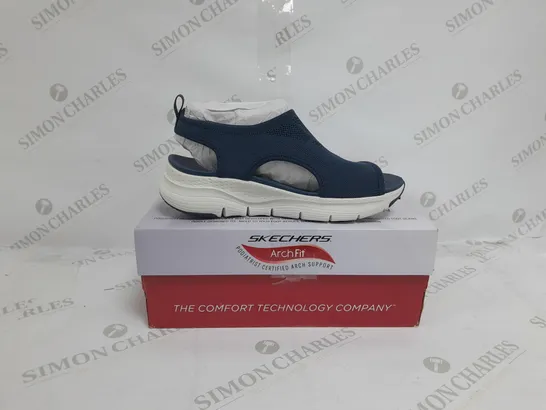 BOXED PAIR OF SKECHERS CITY CATCH SANDALS IN NAVY SIZE 5