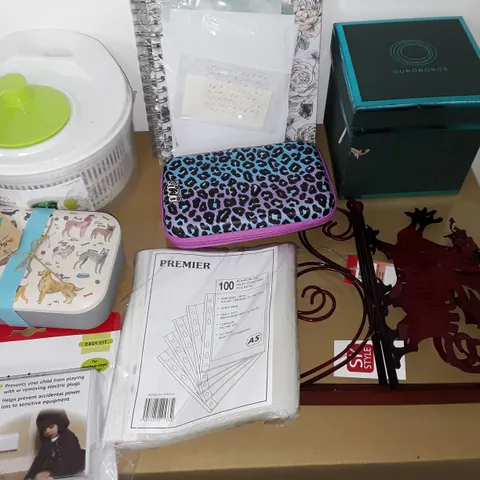 LARGE QUANTITY OF ASSORTED HOUSEHOLD ITEMS TO INCLUDE SALAD SPINNER, BAMBOO LUNCH BOX AND ECLIPSE REPLACEMENT FILTER KIT