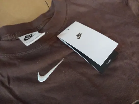 NIKE WOMENS SWOOSH BOYFRIEND T-SHIRT IN BROWN - M