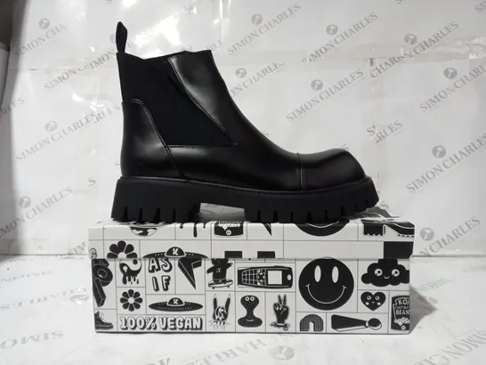 BRAND NEW BOXED PAIR OF KOI VEGAN LEATHER GIVER OF FREEDOM MEN'S SQUARE TOE CHELSEA BOOTS IN BLACK UK SIZE 11