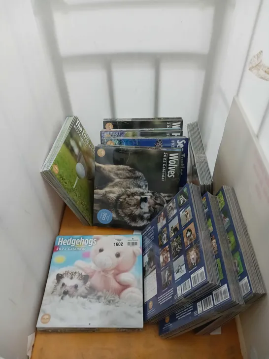 CAGE OF APPROX 10 ASSORTED ITEMS TO INCLUDE - LOT OF 10 ASSORTED 2022 CALENDERS TO INCLUDE SEA TURTLES, WOLVES, POMERANIANS, - LOT OF 10 ASSORTED CALENDERS - 2022 TO INCLUDESEA TURTLES, FOWL LANGUAGE,