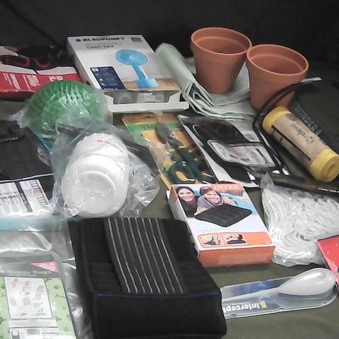 MEDIUM BOX OF ASSORTED HOMEWARE ITEMS TO INCLUDE PLANT POTS, PUMP SPRAY BOTTLE, RECHARGEABLE HAND FAN 
