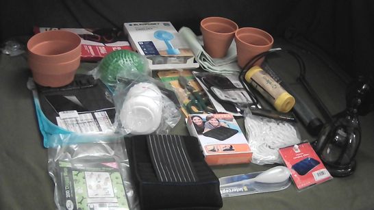 MEDIUM BOX OF ASSORTED HOMEWARE ITEMS TO INCLUDE PLANT POTS, PUMP SPRAY BOTTLE, RECHARGEABLE HAND FAN 
