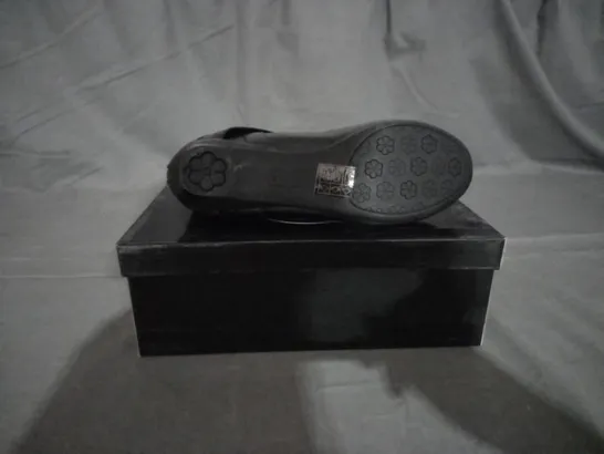 APPROXIMATELY 11 BOXED PAIRS OF MODA CLASS BLACK SHOES IN VARIOUS SIZES TO INCLUDE SIZE 5