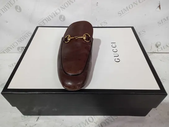 BOXED PAIR OF GUCCI LEATHER SLIP-ON LEATHER SHOES IN BROWN W. GOLD EFFECT CHAIN UK SIZE 7