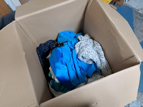 BOX OF APPROX 20 X ASSORTED ITEMS OF WOMEN'S CLOTHING. INCLUDES DRESSES, JUMPERS, CARDIGANS ETC 