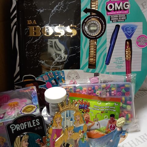 LOT OF ASSORTED TOYS TO INCLUDE LOL SURPRISE OMG DA BOSS FASHION JOURNAL, GIRLS JEWELLERY KIT SET, PRINCESS TALES CUPCAKE SURPRISE SCENTED RAPUNZEL, ETC. 