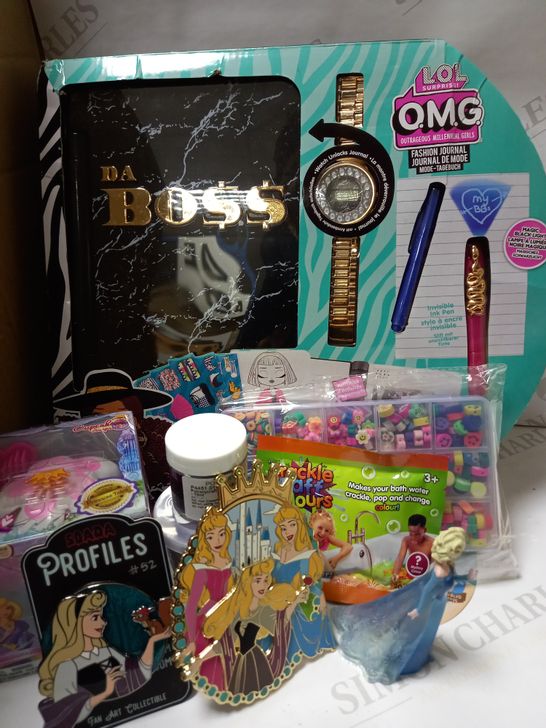 LOT OF ASSORTED TOYS TO INCLUDE LOL SURPRISE OMG DA BOSS FASHION JOURNAL, GIRLS JEWELLERY KIT SET, PRINCESS TALES CUPCAKE SURPRISE SCENTED RAPUNZEL, ETC. 