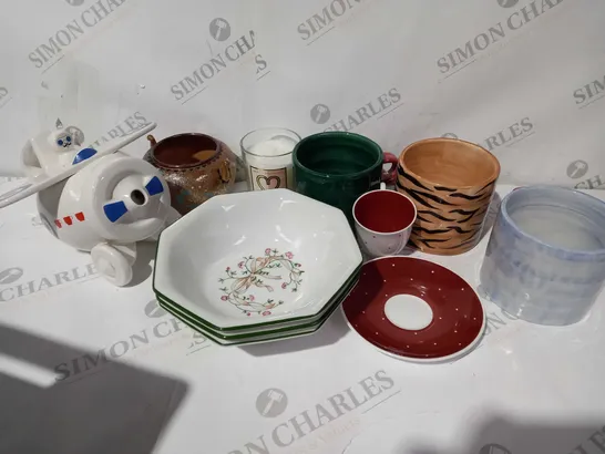 APPROXIMATELY 12 ASSORTED HOUSEHOLD ITEMS TO INCLUDE MUGS, JARS AND KITCHEN DISHWARE - COLLECTION ONLY