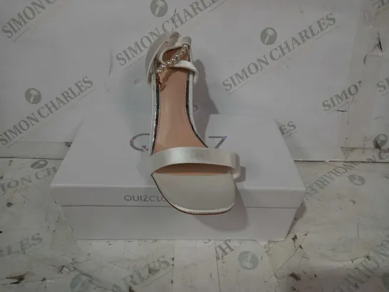 BOXED PAIR OF QUIZ OPEN TOE HEELS IN WHITE SATIN COLOUR W. PEARL EFFECT EU SIZE 41