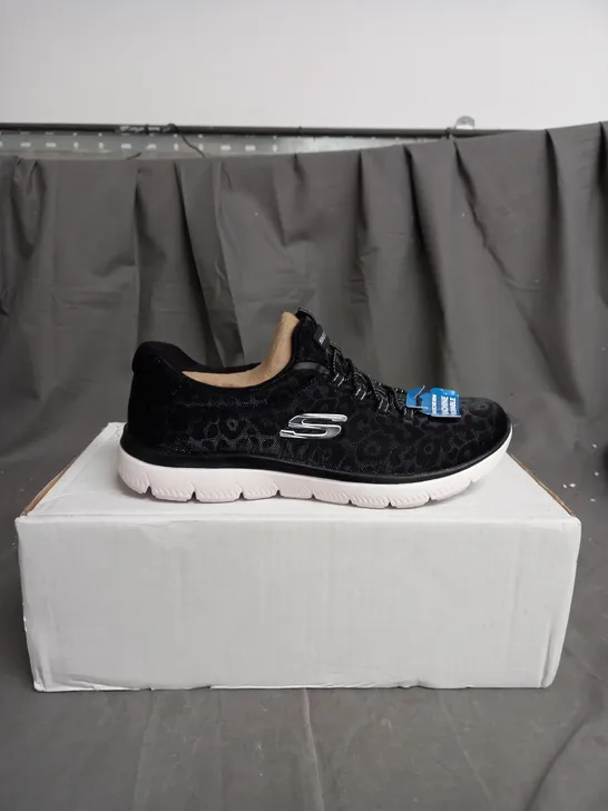 BOXED SKECHERS SUMMITS BUNGEE TRAINER SIZE 5.5