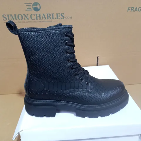 BOXED PAIR OF SIZE 40 AJVOYAGE BLACK BOOTS 