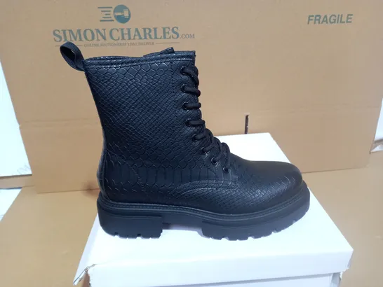 BOXED PAIR OF SIZE 40 AJVOYAGE BLACK BOOTS 