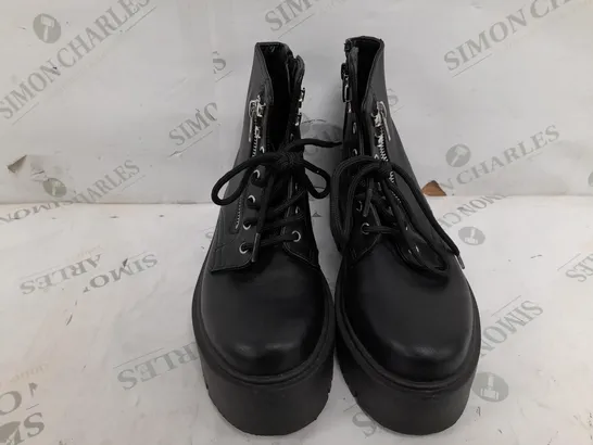 PAIR OF TOPSHOP BOOT IN BLACK - SIZE 40