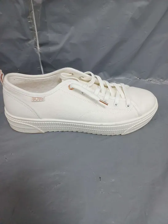 BOB'S FROM SKECHERS MEMORY FOAM PUMPS WHITE SIZE 7