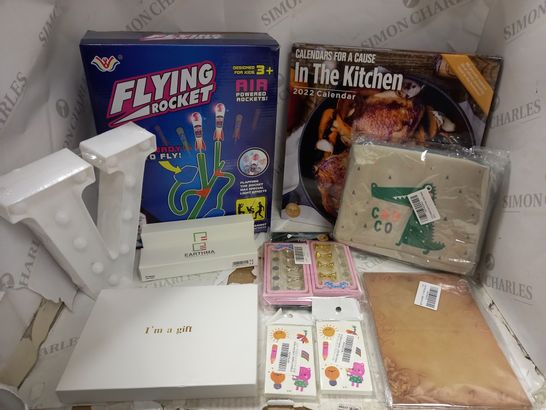 BOX OF APPROX 10 ASSORTED ITEMS TO INCLUDE ASSORTED CALENDARS, FLYING ROCKET GAME, INSULATED CHILDRENS LUNCH BAGS