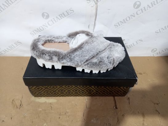 BOXED PAIR OF CHARLES GREY SLIPPERS SIZE 7M