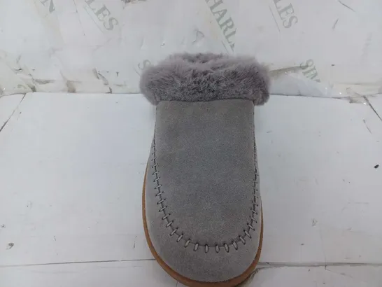 CLARKS HOME SLIPPERS IN GREY SUEDE - SIZE 5