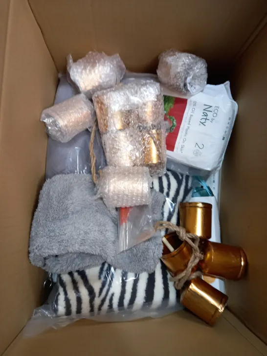 BOX OF APPROXIMATELY 15 ASSORTED ITEMS TO INCLUDE MICROFIBRE BATH MAT, LAMPSHADE, INCENSE ETC 