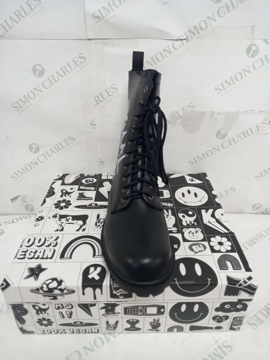 BOXED PAIR OF KOI FOOTWEAR THE STATEMENT ANIMAL FREE MENS MILITARY BOOTS - SIZE 9