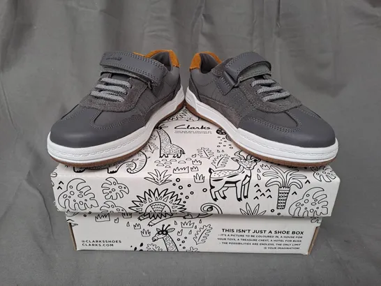 BOXED PAIR OF CLARKS FAWN FAMILY KIDS SHOES IN GREY UK SIZE 10.5