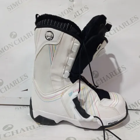 BOXED PAIR OF SALOMON FUSION BOOTS IN WHITE SIZE 7