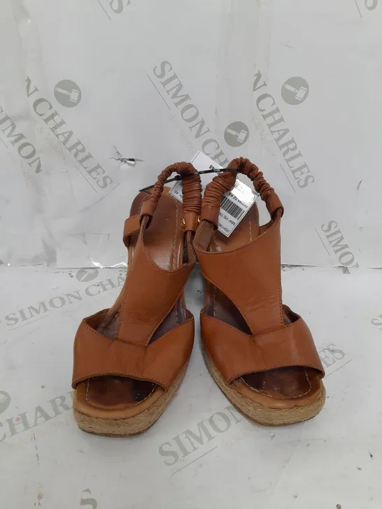 MODA IN PELLE PETRIYA WEDGE SANDAL SIZE 5