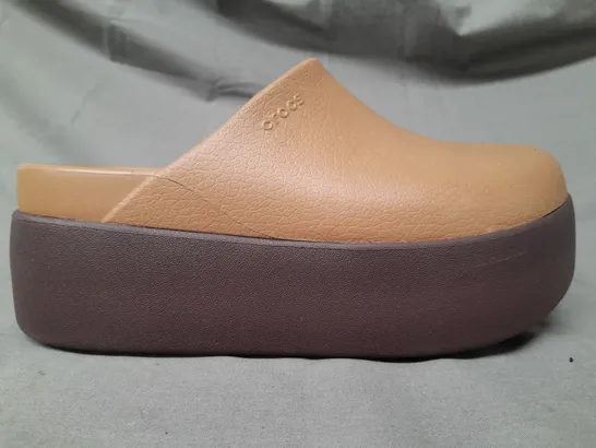 PAIR OF CROCS DYLAN PLATFORM CLOGS IN TAN/BROWN UK SIZE 5