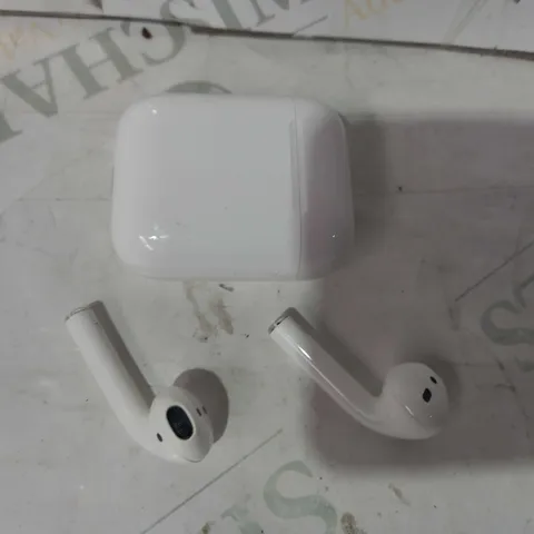 APPLE AIRPODS WITH CHARGING CASE