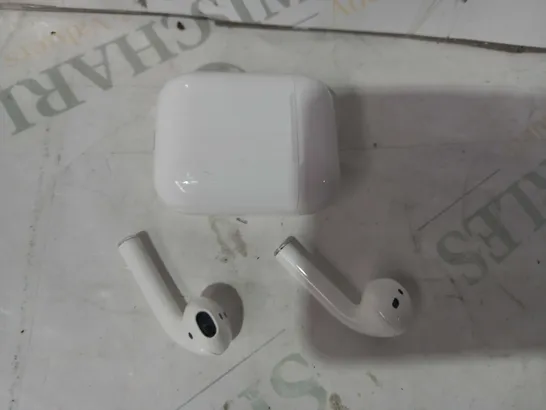 APPLE AIRPODS WITH CHARGING CASE