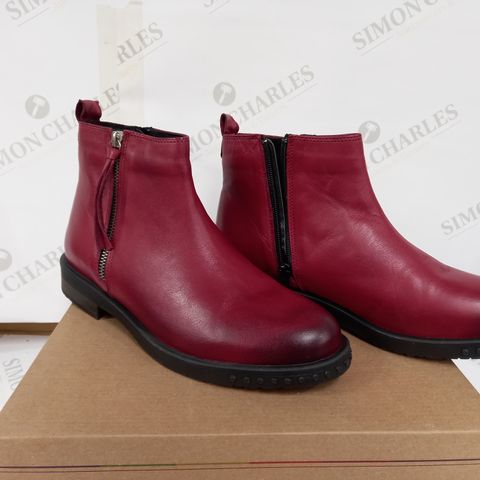 BOXED PAIR OF ADESSO BOOTS (RED, SIZE 40EU)