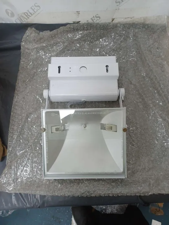 LOT CONTAINING X20 GU4SQSP 230V SQUARE QUADRUPLE GU/Z SPOTLIGHTS, 9 ADJUSTABLE WHITE WALL LIGHTS MODEL WB309 12 LARGE WALL MOUNTED SPOTLIGHTS