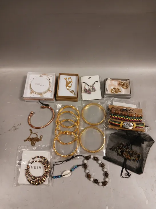 APPROXIMATELY 30 ASSORTED JEWELLERY ITEMS TO INCLUDE RINGS, BRACELETS, NECKLACES ETC	