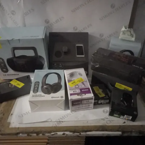 LOT OF APPROX 10 ASSORTED ITEMS TO INCLUDE RADIO, HEADPHONES, SPEAKER