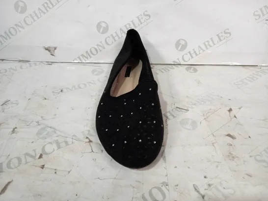 BOXED PAIR OF DESIGNER SLIP-ON SHOES IN BLACK W. JEWEL EFFECT UK SIZE 7