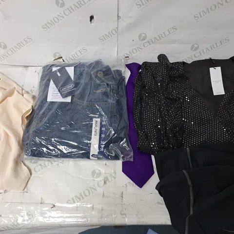 BOX OF APPROXIMATELY 25 ASSORTED CLOTHING ITEMS TO INCUDE - TOP, LEGGINGS , DRESS, JEANS, ETC
