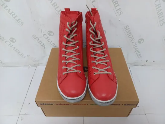 BOXED PAIR OF ADESSO BOOTS IN RED SIZE 7