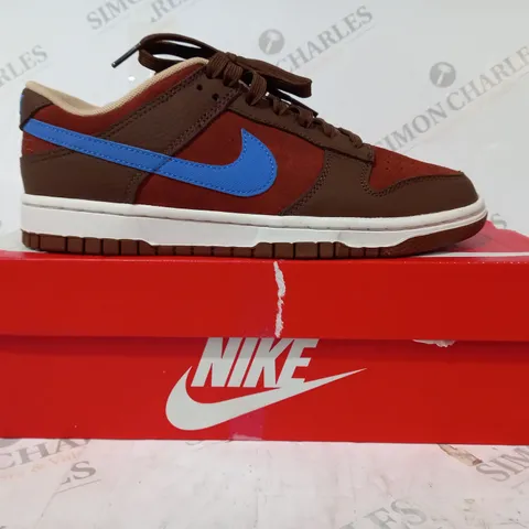 BOXED PAIR OF NIKE DUNK LOW RETRO PRM SHOES IN BROWN/BLUE UK SIZE 7