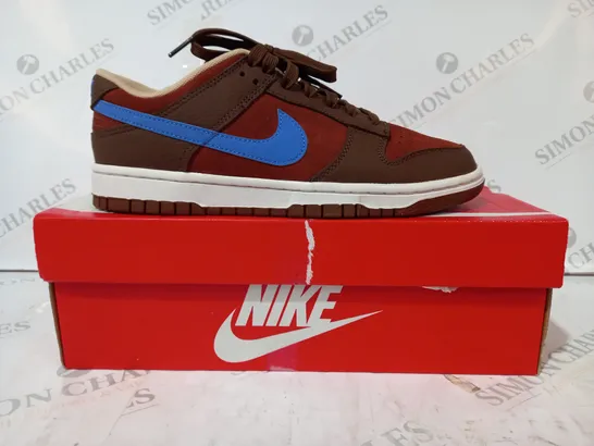 BOXED PAIR OF NIKE DUNK LOW RETRO PRM SHOES IN BROWN/BLUE UK SIZE 7