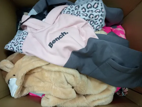 BOX OF APPROXIMATELY 30 ASSORTED ITEMS OF CLOTHING