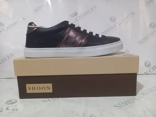 BOXED PAIR OF SHOON LACE UP TRAINERS IN NAVY/METALLIC PEWTER SIZE 6