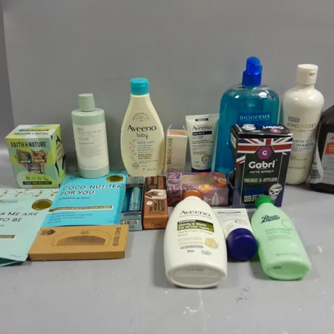 APPROXIMATELY 15 ASSORTED COSMETICS AND BEAUTY ITEMS TO INCLUDE AVEENO, BAYLIS AND HARDING AND MASCARA