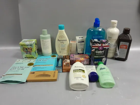 APPROXIMATELY 15 ASSORTED COSMETICS AND BEAUTY ITEMS TO INCLUDE AVEENO, BAYLIS AND HARDING AND MASCARA