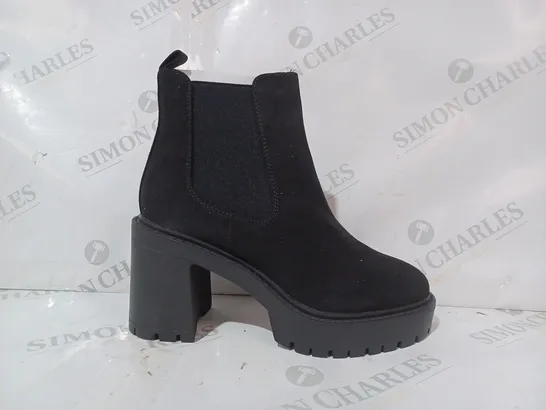 BOXED PAIR OF DESIGNER BLOCK HEEL CHELSEA BOOTS IN BLACK SIZE 5