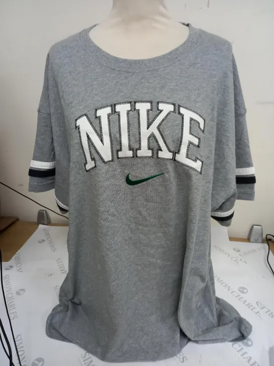 NIKE STITCHED LOGO ROUND NECK T-SHIRT IN GREY - XL