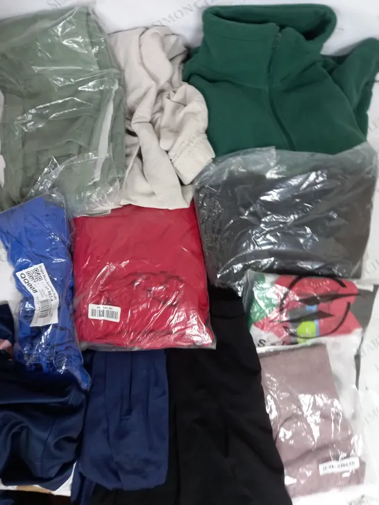 BOX OF APPROXIMATELY 25 ASSORTED CLOTHING ITEMS TO INCUDE - JUMPERS, TSHIRTS, BAG ETC