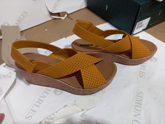 OUTLET CLARKS LASER CUT LEATHER WEDGE SANDAL STANDARD FIT - YELLOW NUBUCK - UK 8