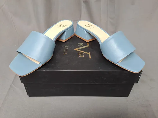 BOXED PAIR OF ITALIA NEPER OPEN TOE LOW BLOCK HEEL SANDALS IN BLUE EU SIZE 39